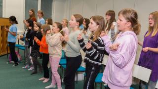 Vantaan musiikkiopiston Laurus Nuorisokuoro harjoittelee yhdessä.