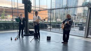 Vantaan musiikkiopiston jazztrio Vantaan Viihdeorkesterin 75-vuotisjuhlakonsertissa lämpiökeikalla.